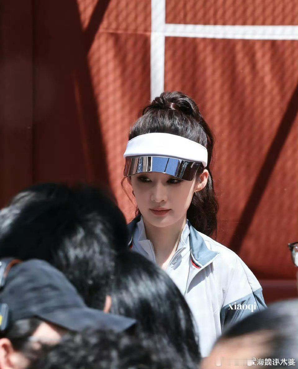 🎀李沁高马尾一扎直接梦回青春女大!利落运动风衬得整个人朝气满溢，利落背影+明艳