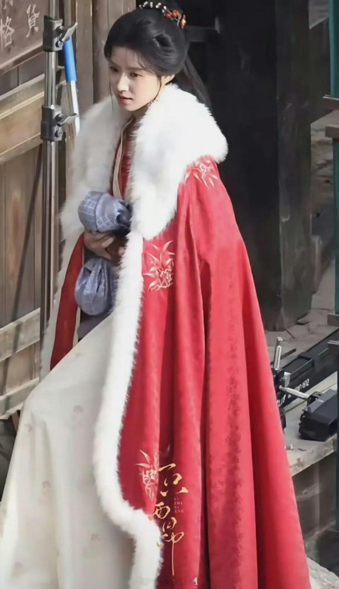 田曦薇跟卢昱晓的同款古装红色披风，真的是古装很容易出同款啊，你更能get到哪一位