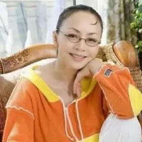 宋丹丹说自己刚进团的时候，演话剧得了一千块钱的奖金，遭全剧组人的妒忌，没有一个人