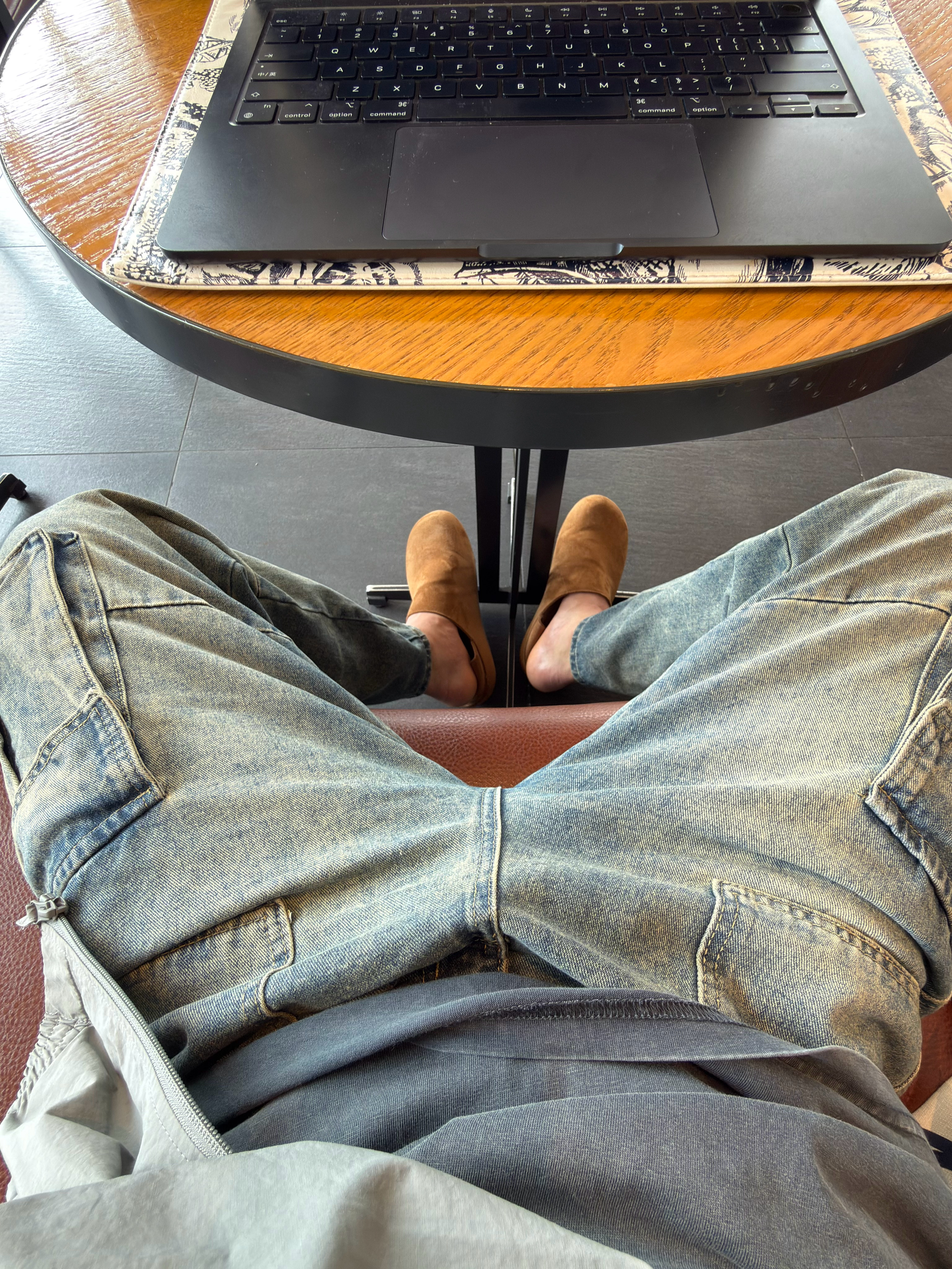 我发现坐在星巴克写东西效率还挺高大家记得以后写材料一定要快截止日期的时候交这样被