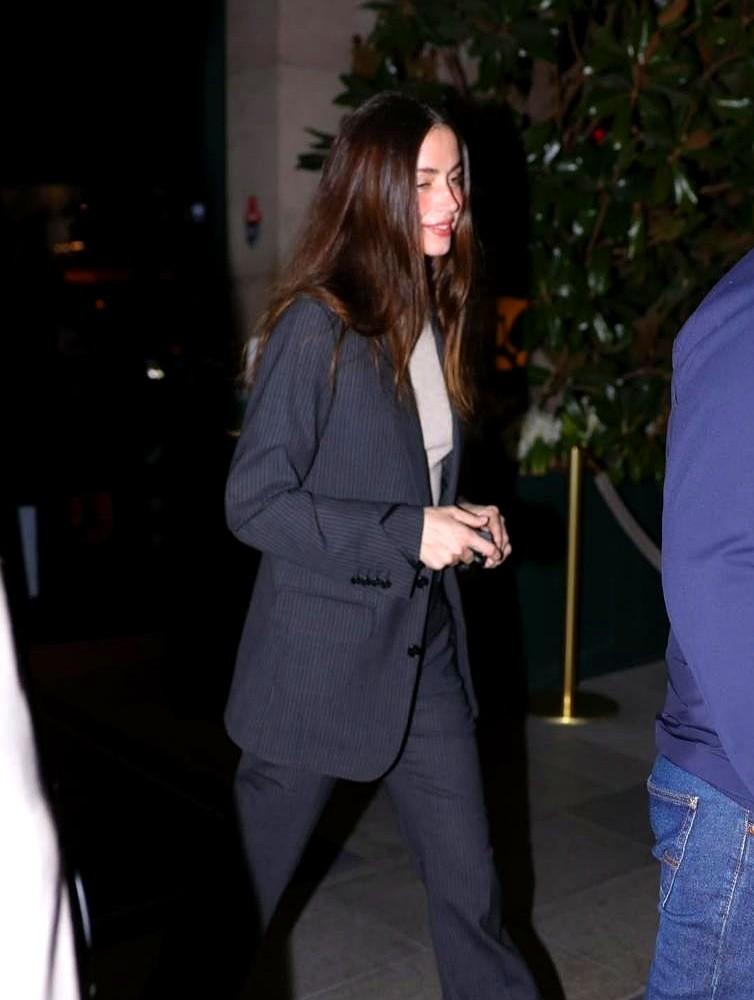 安娜·德·阿玛斯这次巴黎时装周造型，直接杀疯了！

3月10号，巴黎卢浮宫，路易