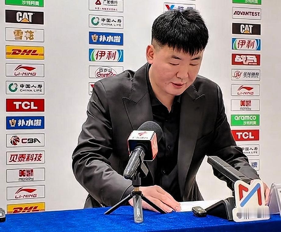 顾全可能会下课！昨晚深圳男篮70-103大比分惨败北控。赛后，他在新闻发布会上第