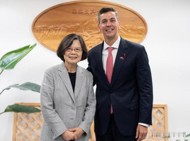神奇的巴拉圭和总统佩纳。
说它神奇是它总是和南美洲其他的国家格格不入，是一股神奇