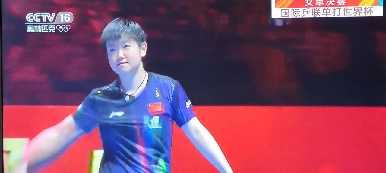 白象就矗立在楼顶，虽然日夜不语，自然有人仰望。半亩花田也是神助攻，“全是我小莎”