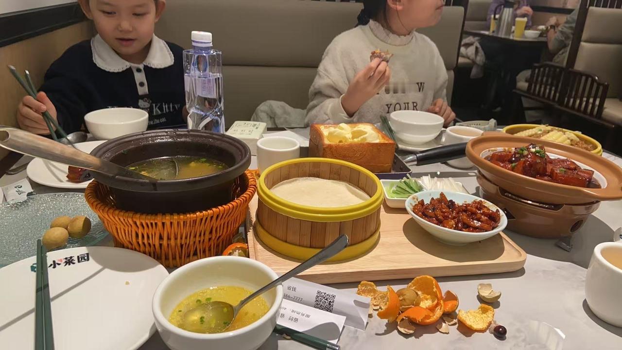 年味越来越淡，原因是多方面的。
小时候，过年有新衣服、好吃的和压岁钱，物质稀缺让