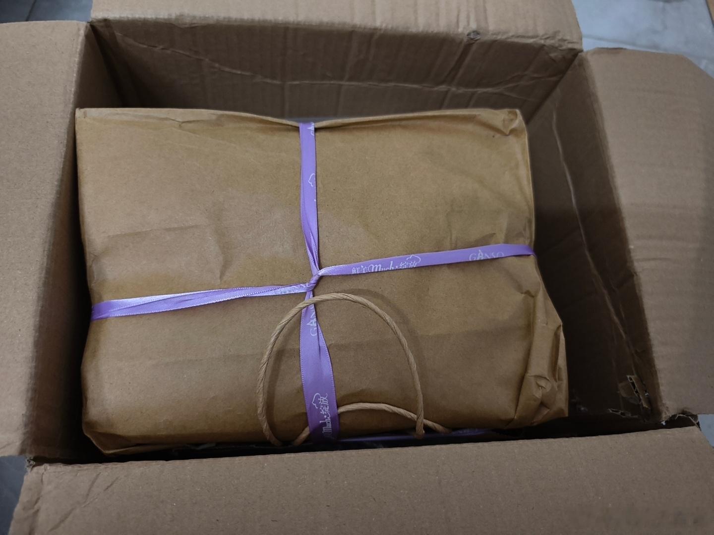 婆婆寄来的东西收到了，全是洁癖哥的美发用品和装X墨镜。不过我婆婆办事是真靠谱，每