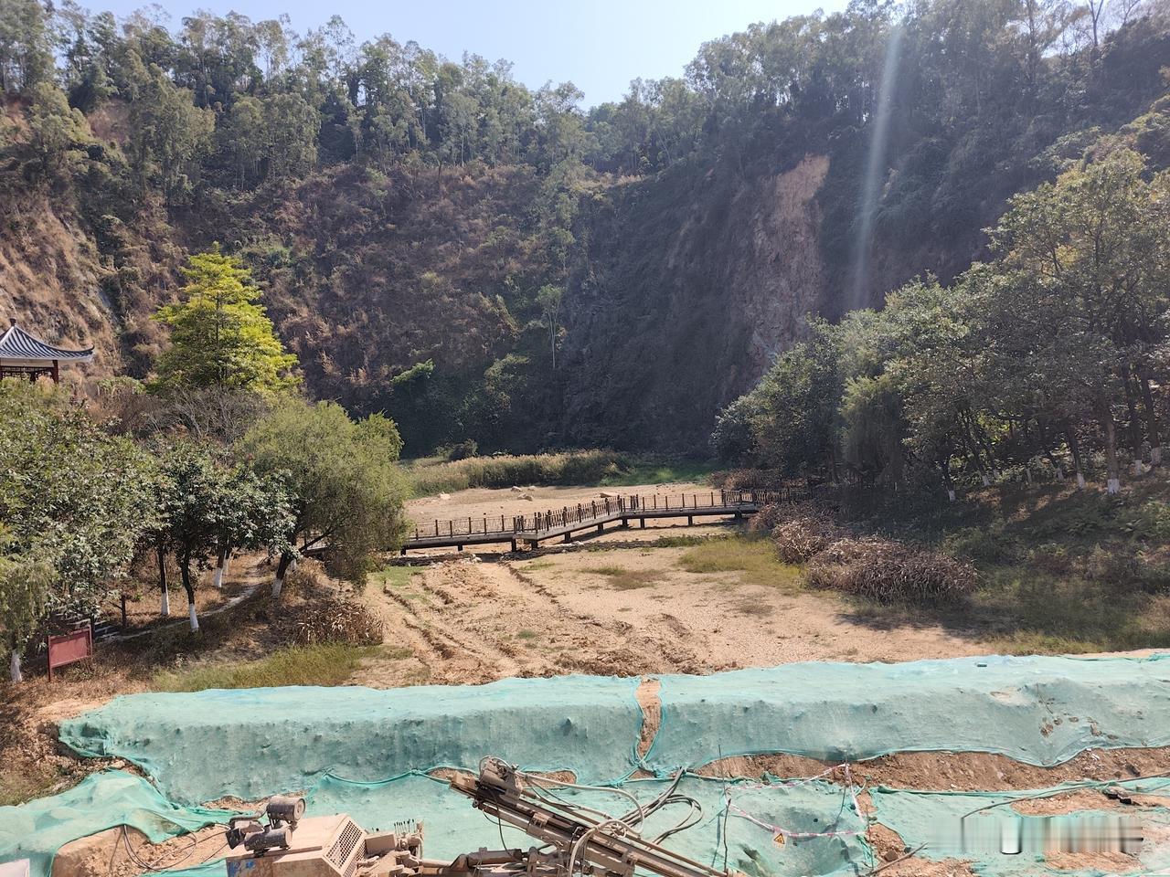 东莞水濂山有三个景点出名，水濂瀑布是一绝，好多友友都奔着去看瀑布的。大初二没有瀑