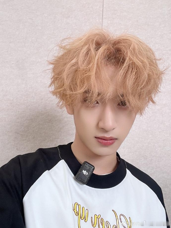 #严浩翔趁粉发还没完全变黄#​​​#严浩翔头发褪色# ​​​严浩翔趁着粉发未完全