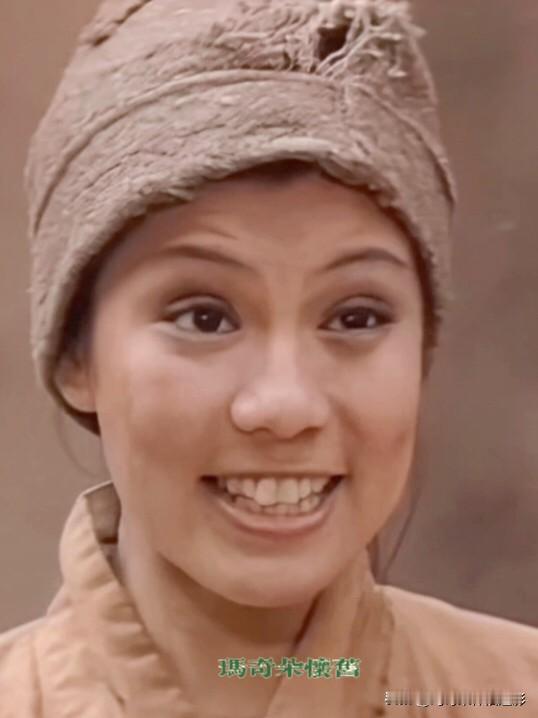 金庸笔下最精灵气的小乞丐📸
虽然穿着破破烂烂的男装，脸上也抹得脏兮兮的。可那双