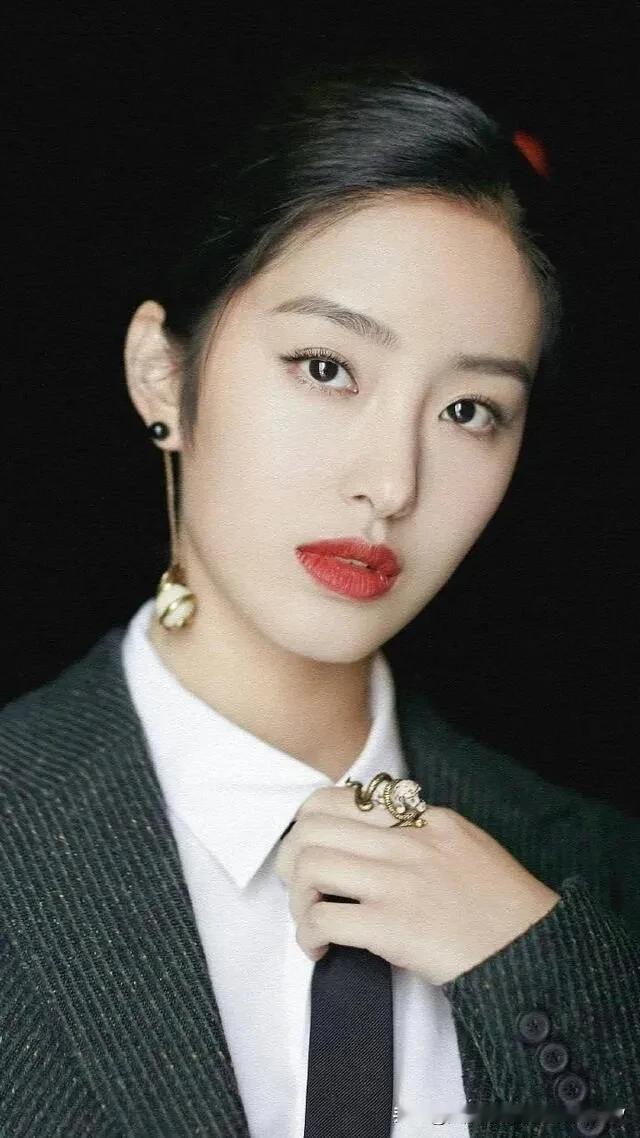 杨采钰，1992年9月28日出生于湖北省武汉市。小时候生活在武汉，后来去了深圳生