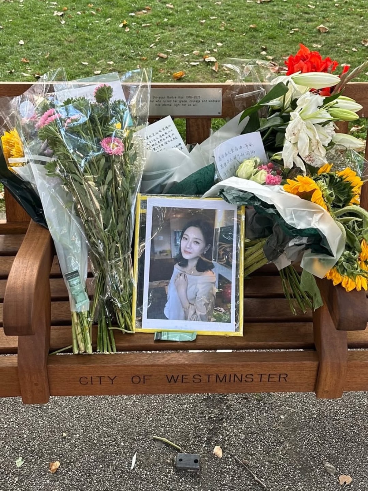 好多人去大S伦敦纪念长椅给大S送花留言🥺「感谢你在那个封闭的年代和小S站出来为