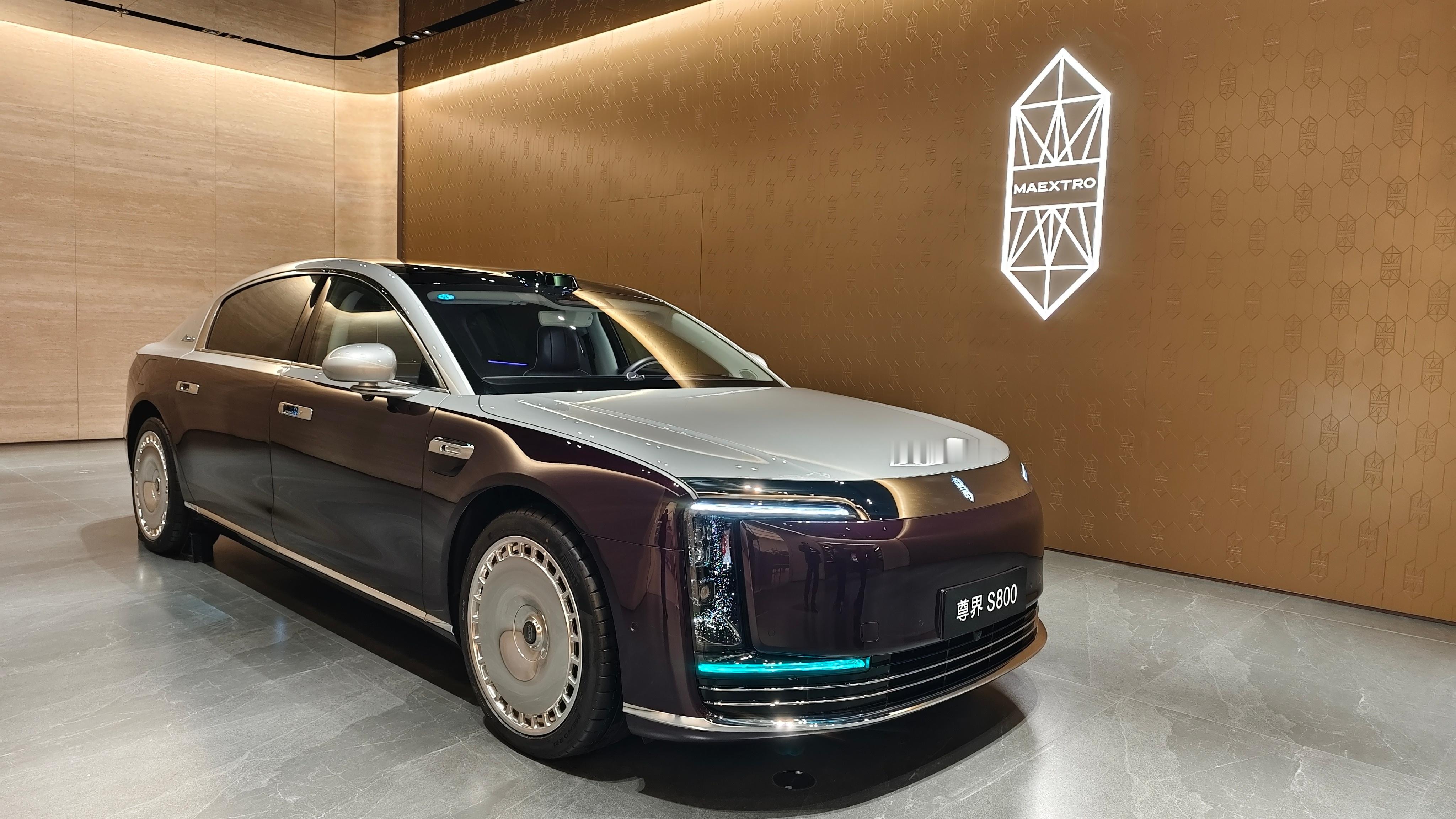 刚才逛街才发现，长沙还这里有这么大的一家华为店，竟有尊界S800的展车，所有五界