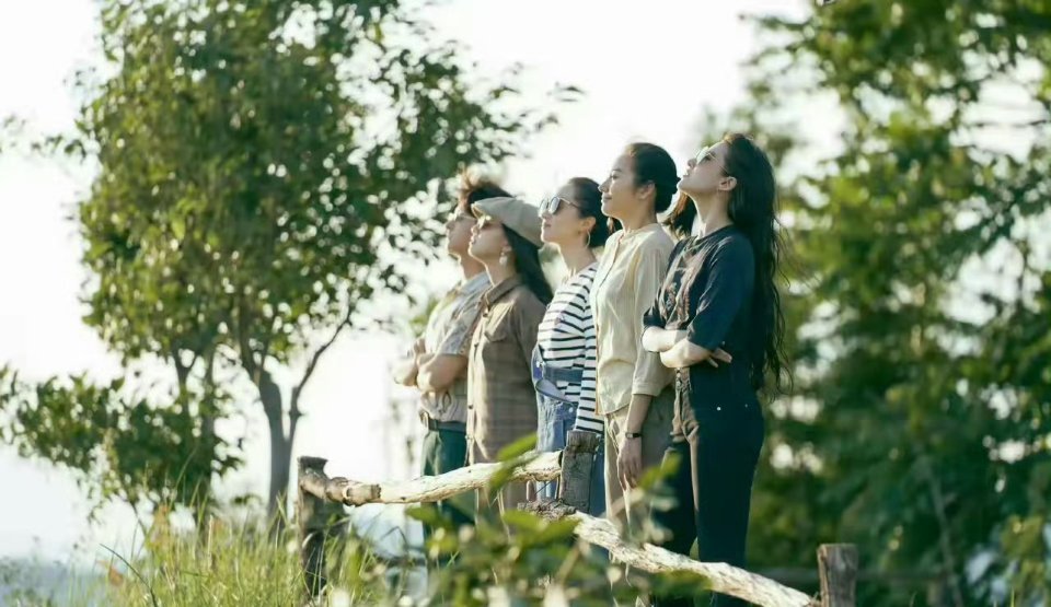 刘亦菲身材总有人说不好，可是合影她却没输过 