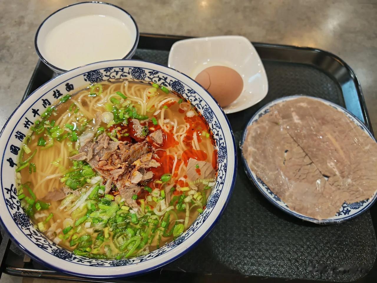 北京南站的牛肉面套餐
一份兰州牛肉面
加了一份肉，一个茶叶蛋
一份酸奶，一共55