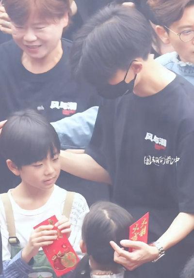 任嘉伦新剧儿女双全电视剧风与潮任嘉伦在《风与潮》中首尝儿女双全剧情，温柔摸头杀尽