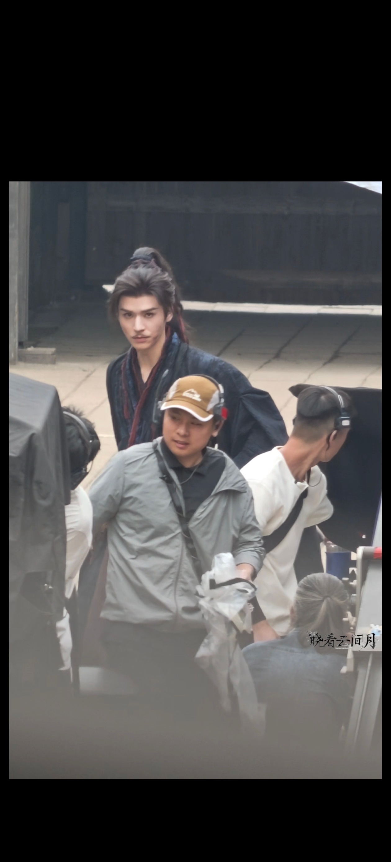给凤神跪下了