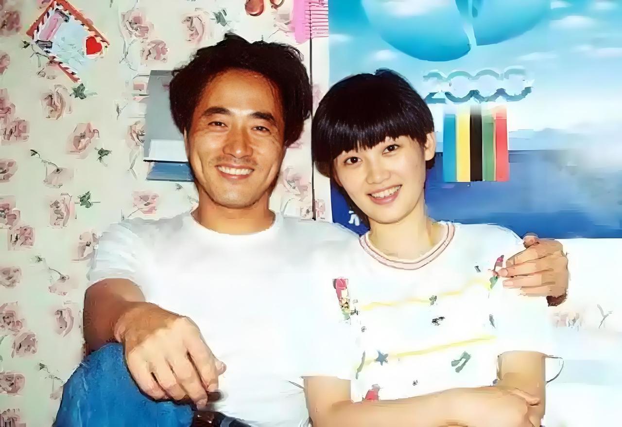 1987年，杨立新将徐帆接到北京，悉心照料了3年。日子过得紧巴时，为了给徐帆买营