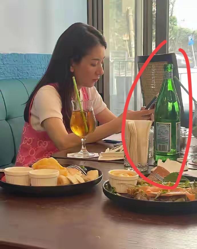 方媛喝的是饮料，怎么都没有见到过