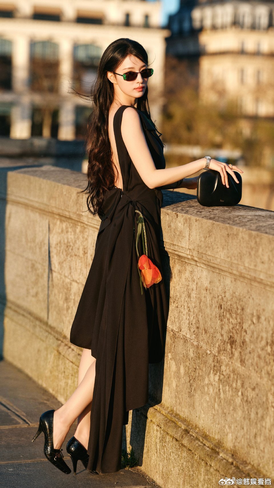 王楚然没有不闪耀巴黎的义务 简单穿搭也难掩绝色，王楚然在巴黎的随性模样，美得毫不