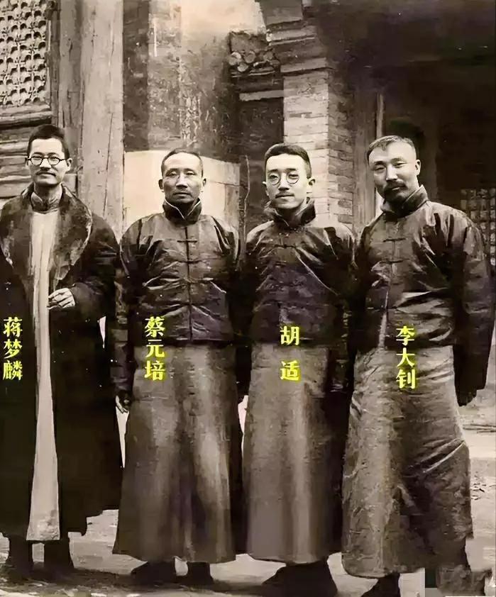 1920年， 北京西山卧佛寺，李大钊（31岁）、胡适（29岁）、蔡元培（52岁）