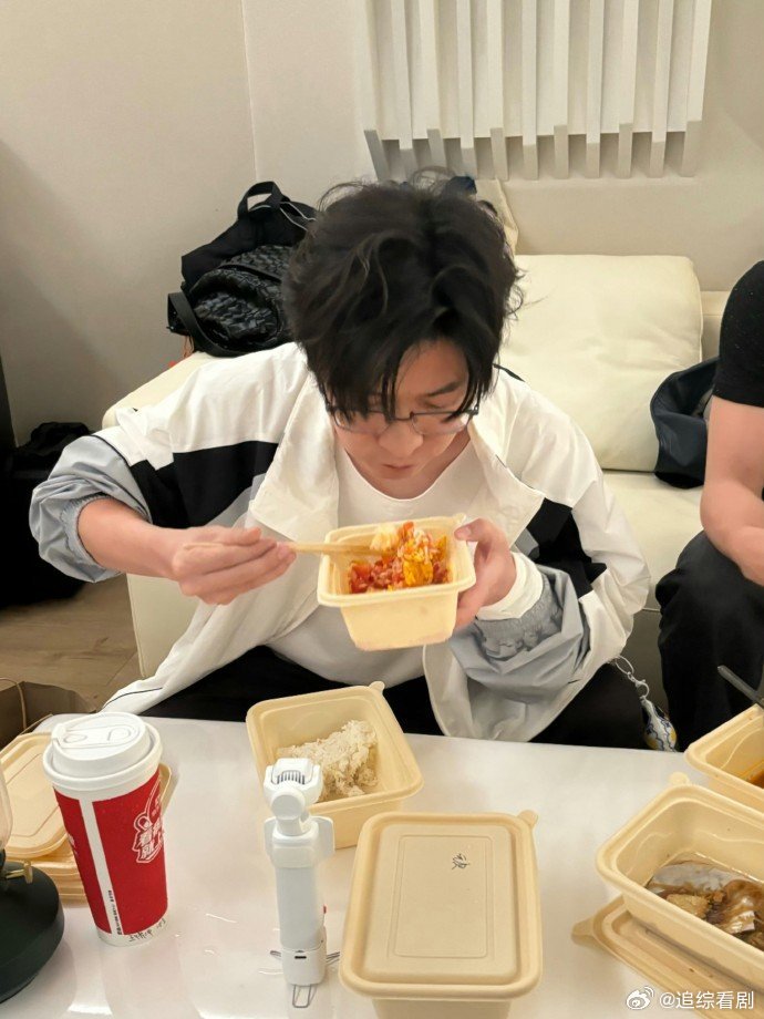 王啸坤唱想见你太好哭了披荆斩棘总决赛不刻意渲染悲伤，用干净真诚的唱腔诠释告别，王