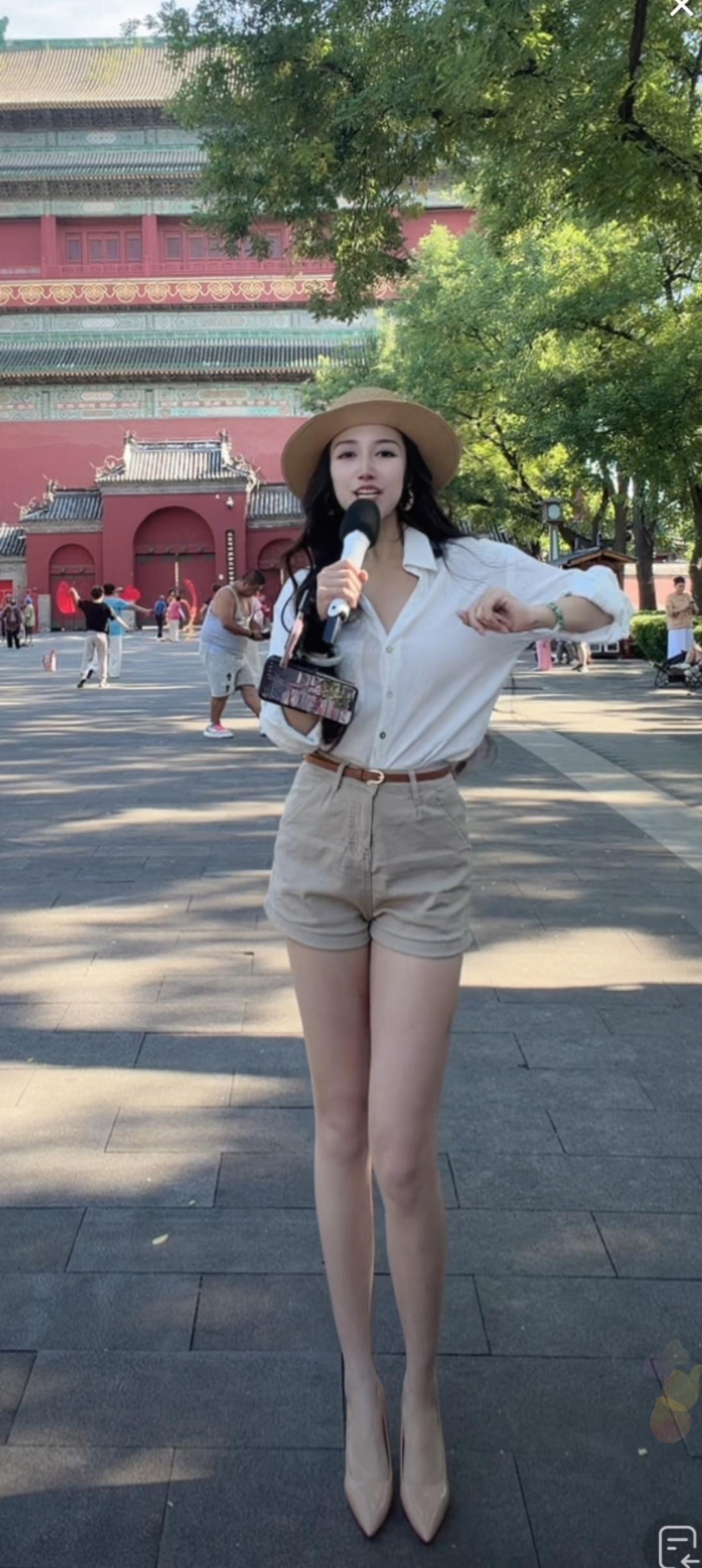 美女在故宫前唱得真好听！