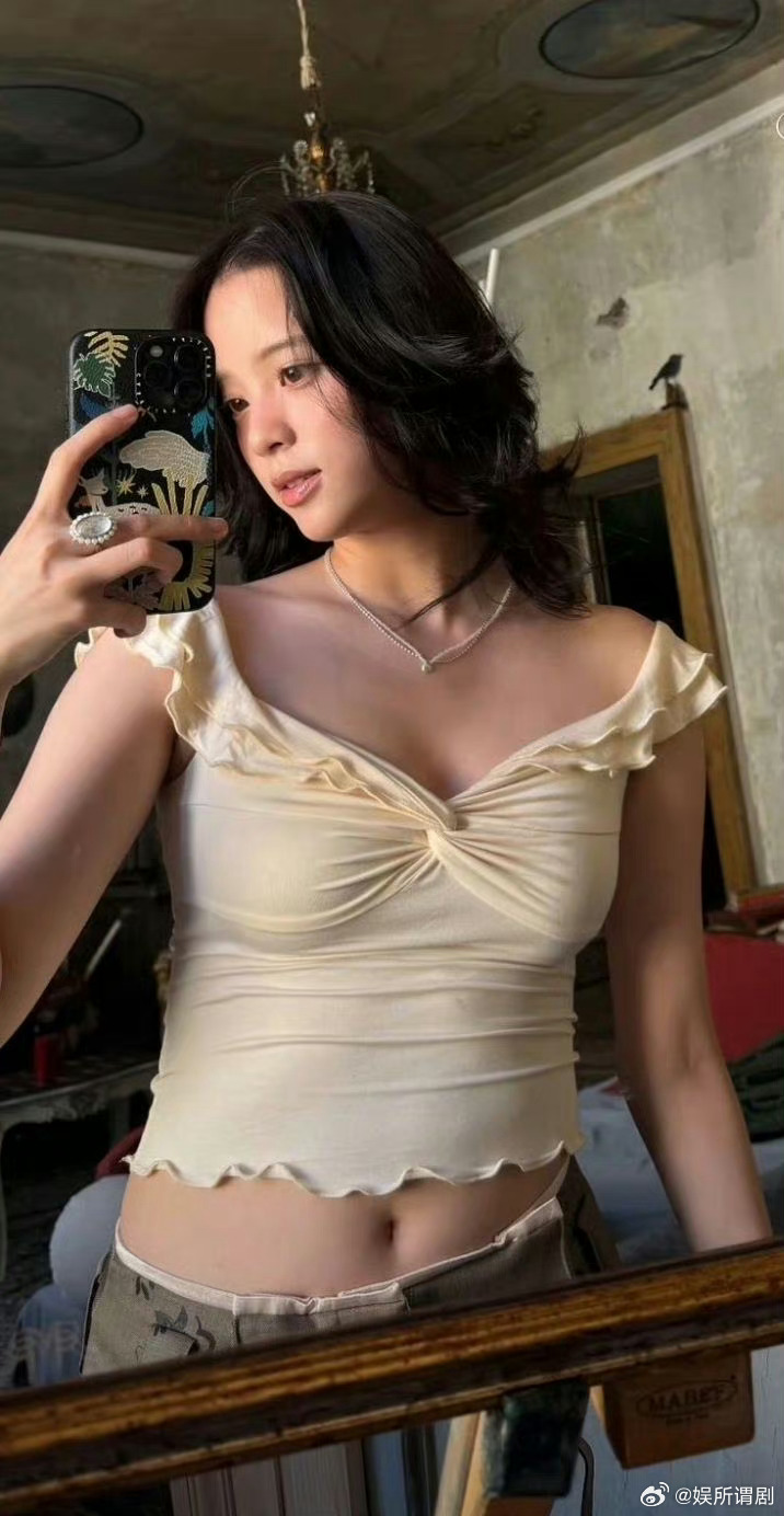 欧阳娜娜这肚子上的赘肉也太明显了，开始不注重身材管理了吗？ ​​​