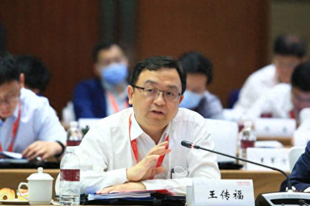 从工程师到新能源掌舵人，王传福的逆袭，藏着中国制造业的底气