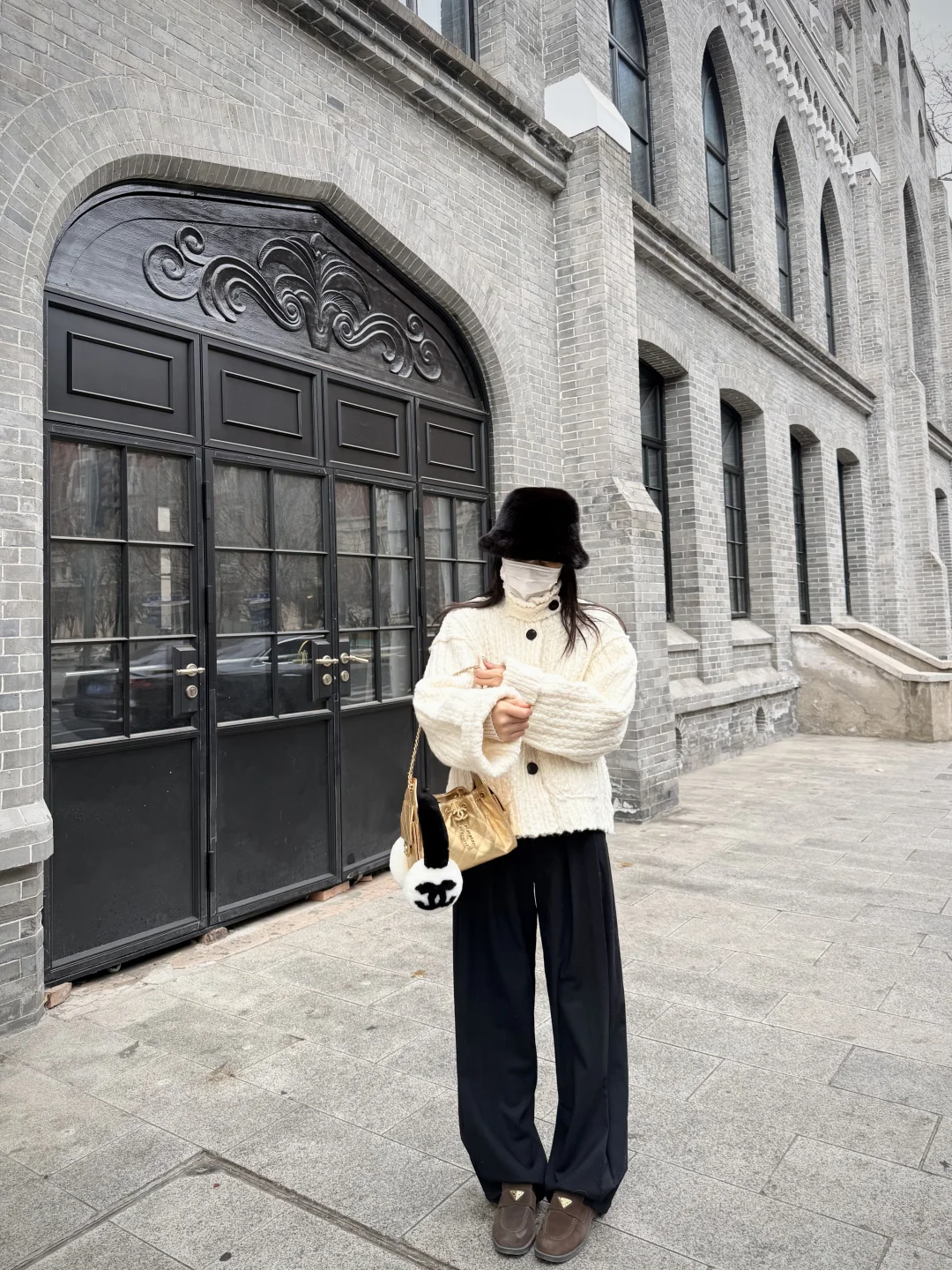 chanel的穿搭游走在天津的老街上