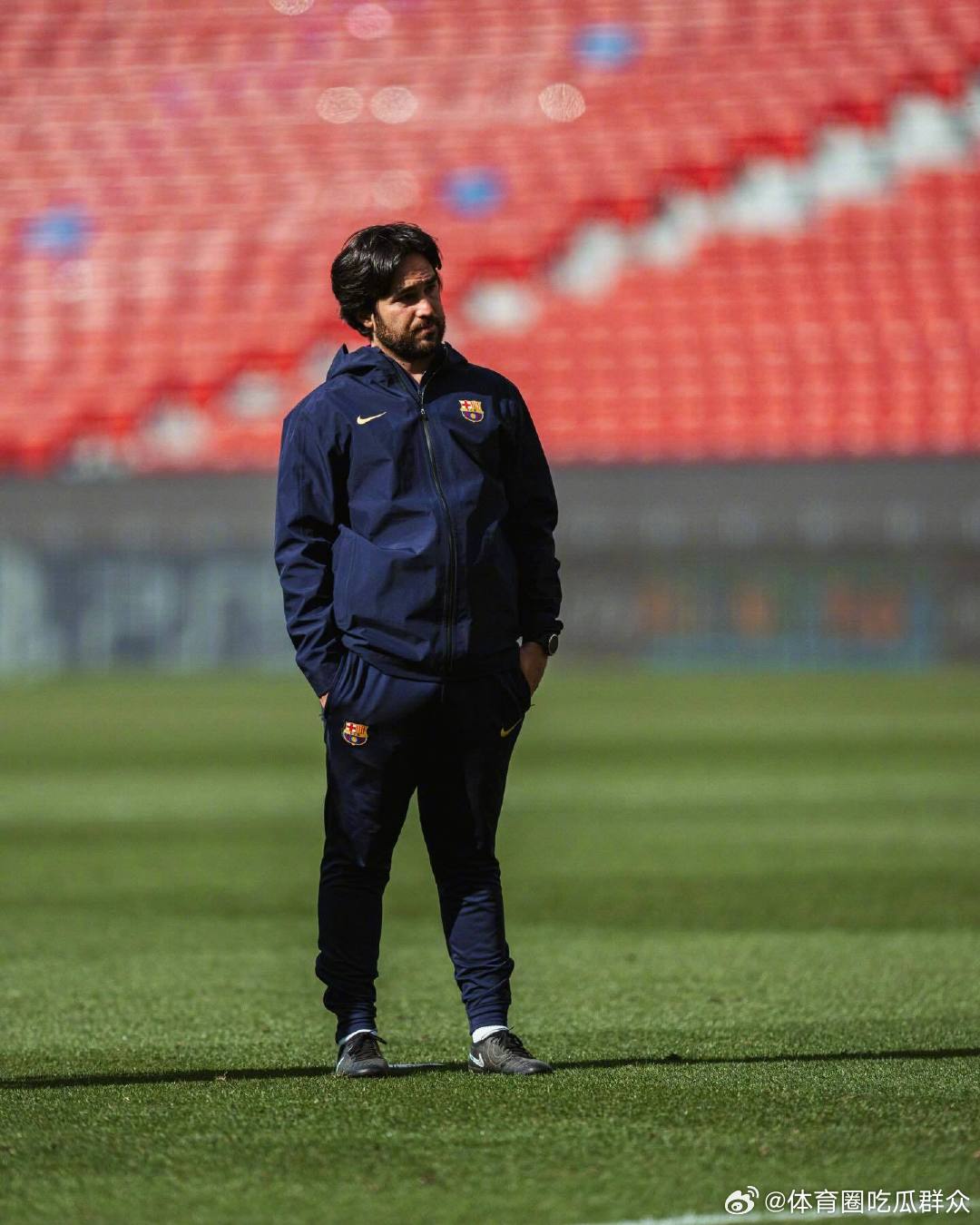 红蓝倩影 集结📣在全新的Spotify诺坎普球场，姑娘们开始踩场训练👣！⚽带