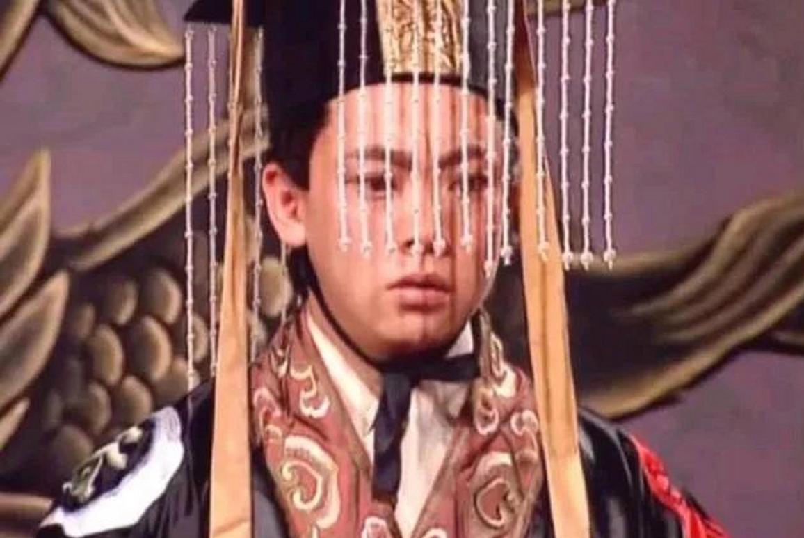 264年,23岁的孙皓被拥立为帝,谁也没想到,16年后他会双手反绑、嘴里衔着玉璧