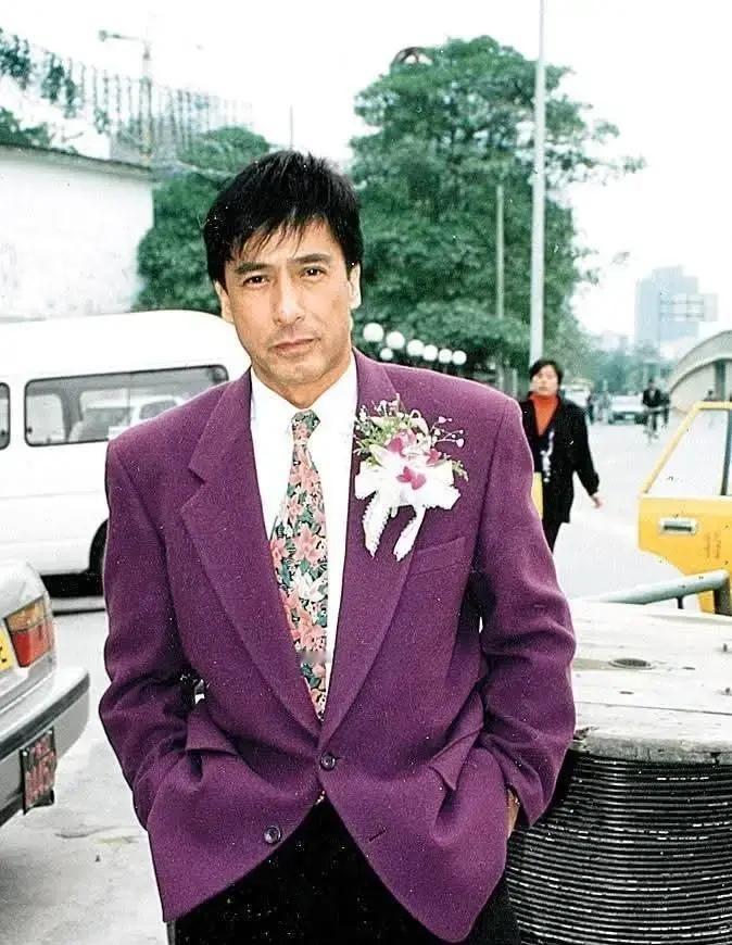 伊雷走了二十多年，大家还记得他那张脸。
老港片里总演倒霉蛋小市民，一出场就自带笑