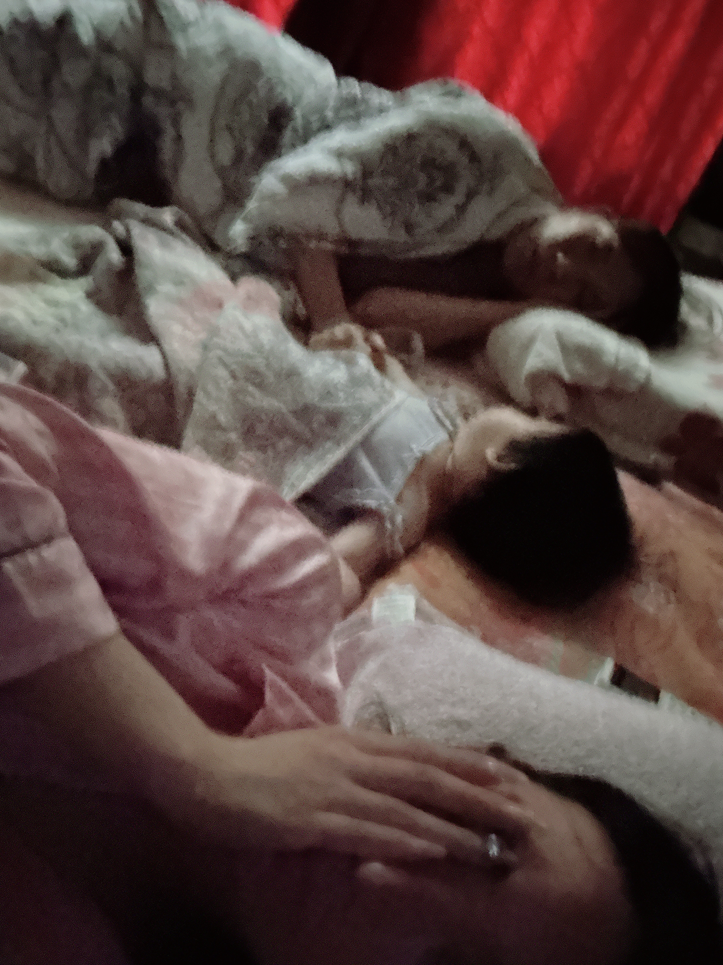 祖孙三代躺在一张床上但是这张床上只能，躺一个四肢呈“大”字型摊平的人！请问这个人