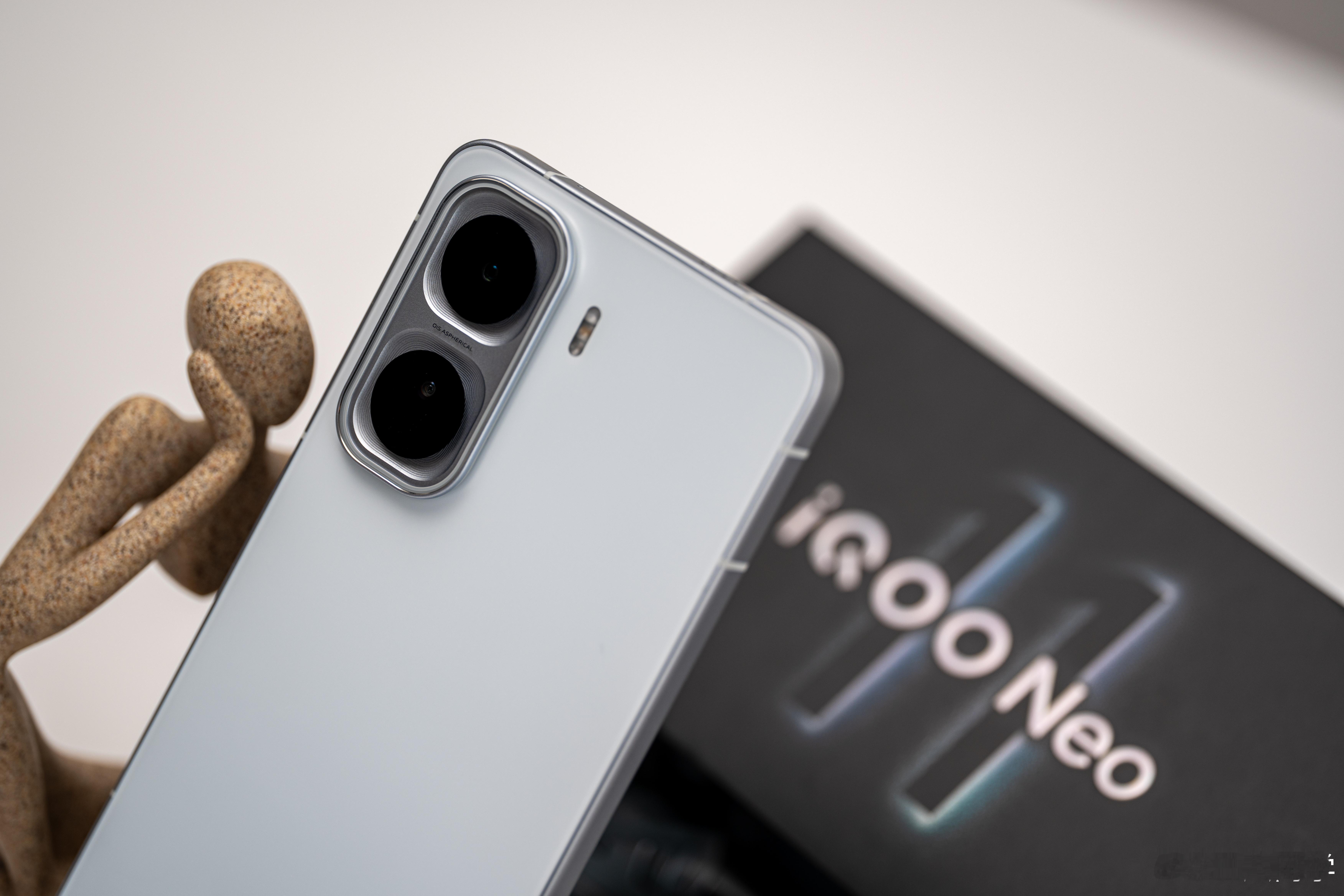 iQOO Neo11驰光白iQOO Neo11外观低调有品的配色iQOO Neo