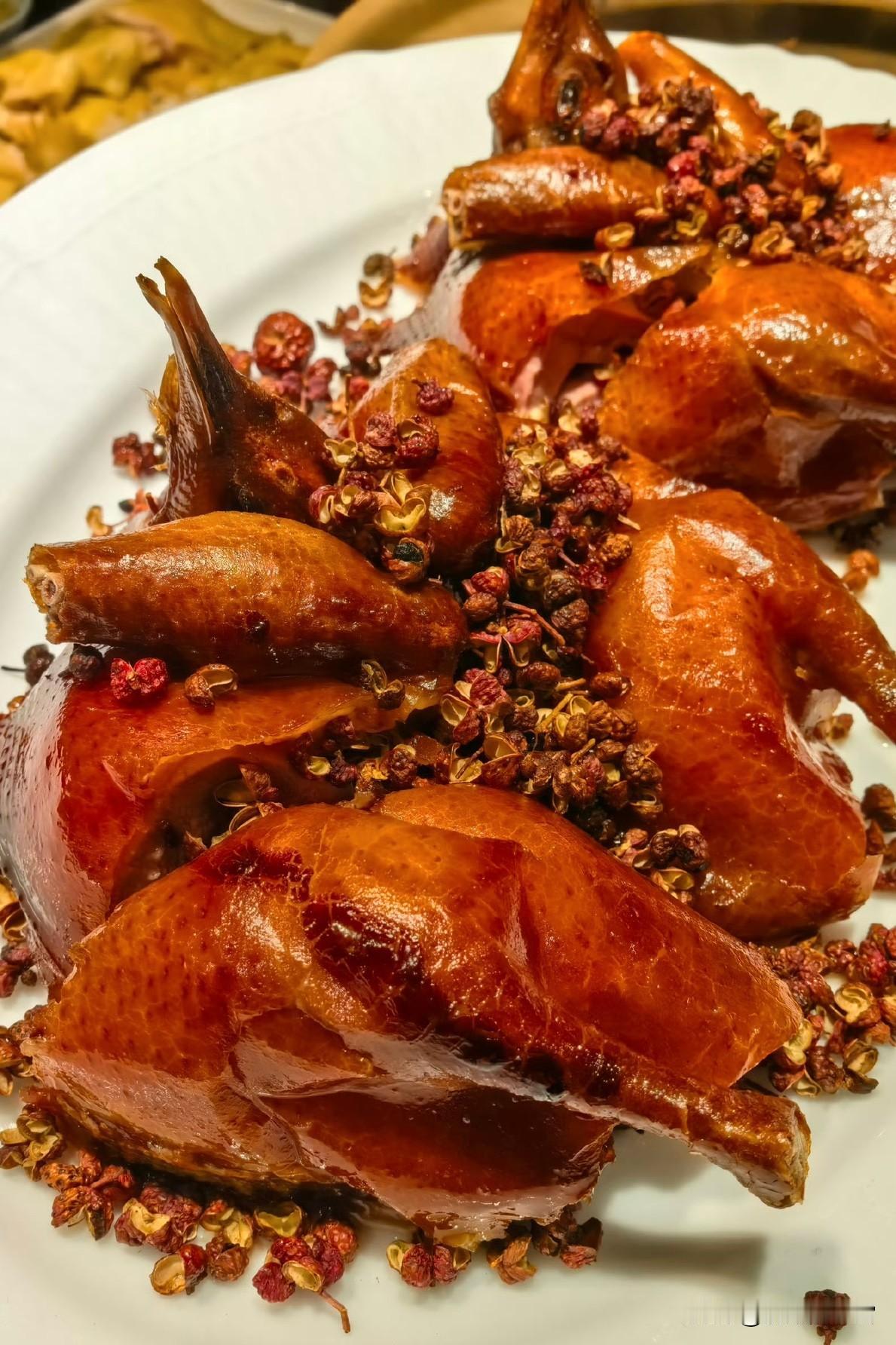 美食家常打卡今日的餐桌是舌尖的狂欢——金黄油润的白切鸡，皮滑肉嫩自带鲜咸；脆爽黄