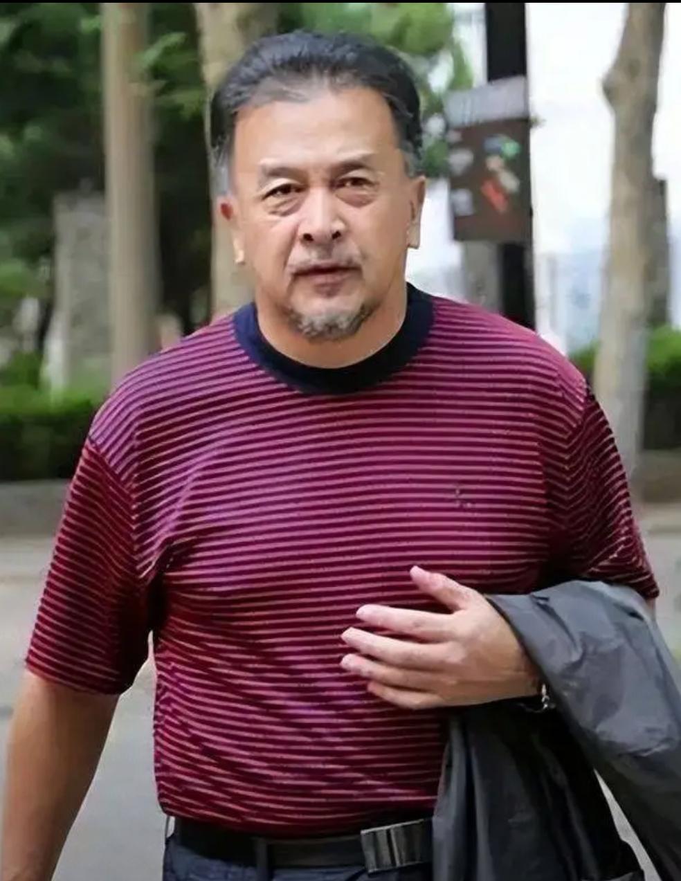 上午被免职，下午被带走，登24年春晚却忽然消失的黄宏如今怎样娱乐 明星