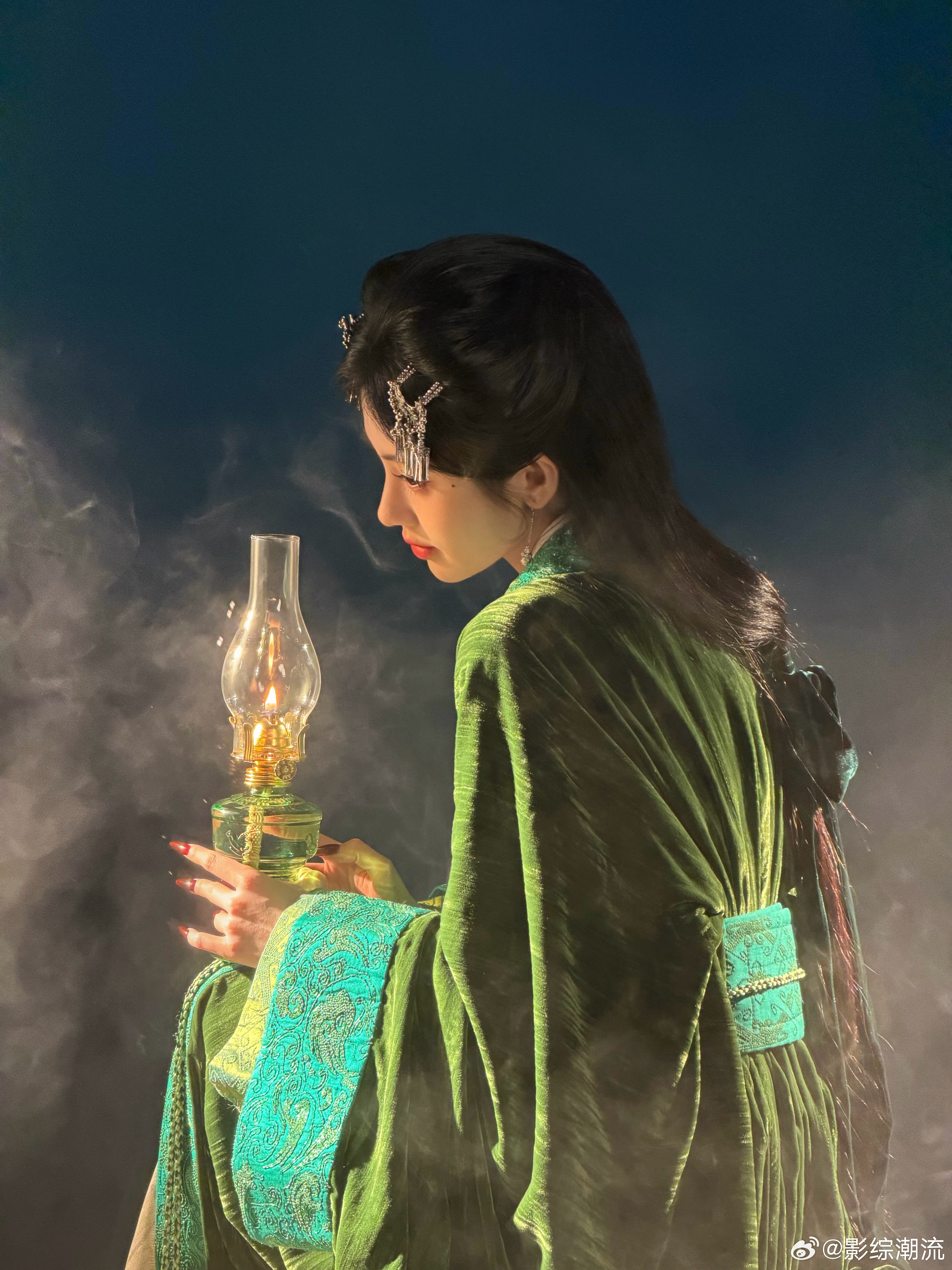 鞠婧祎露芜衣你下流啊露芜衣一看就不是正经狐狸鞠婧祎把露芜衣演活了，没有刻意扮仙，