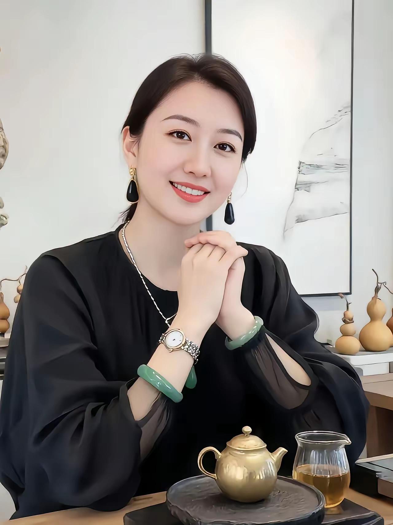 她的笑颜如同一支优美的舞曲，轻盈曼妙，让人沉醉其中，感受到生活的节奏。