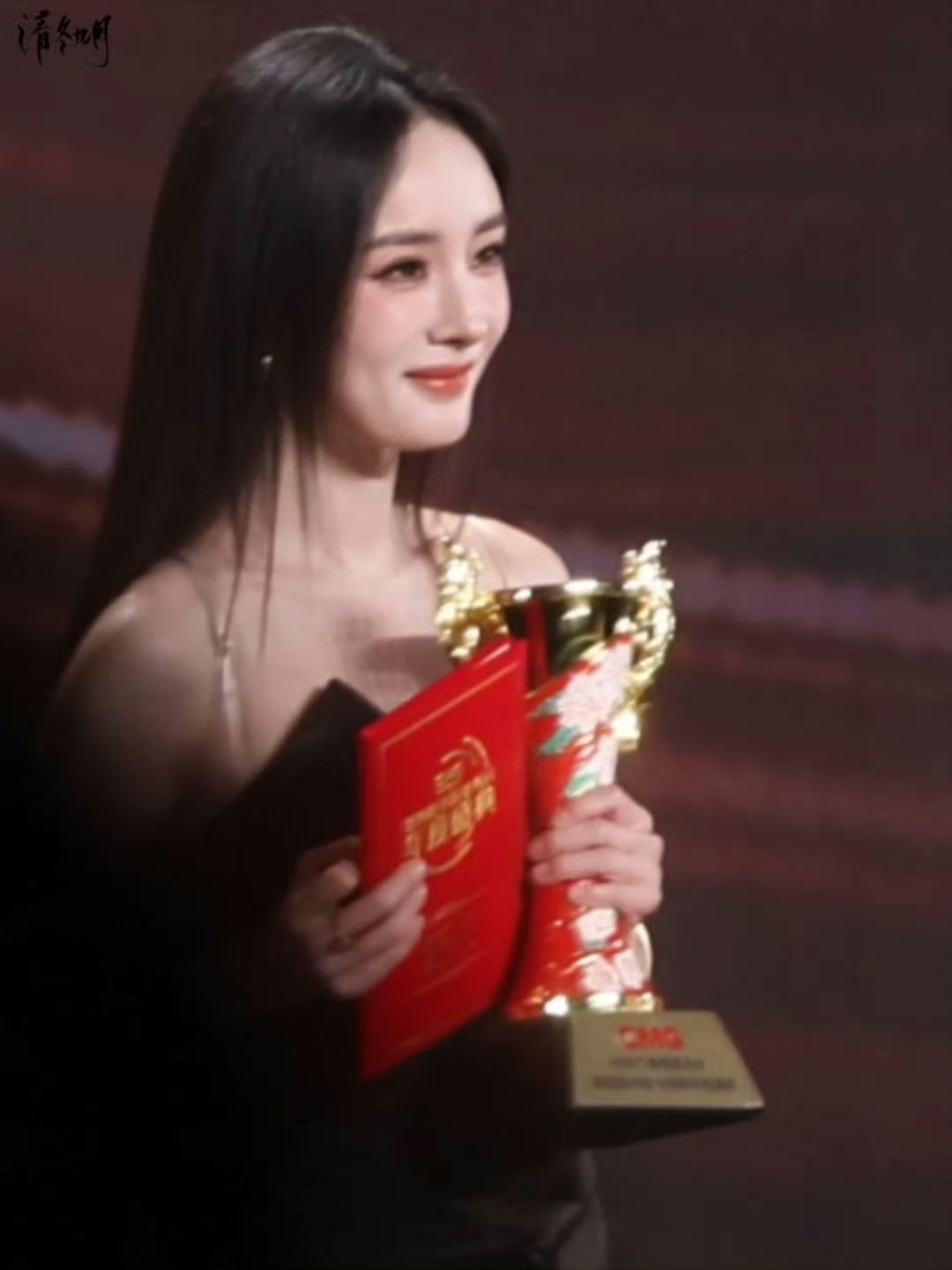 杨幂打卡自己「总台视后」「Prada女王」杨幂米米嘟请爆剧女帝幂神继续把日子过出