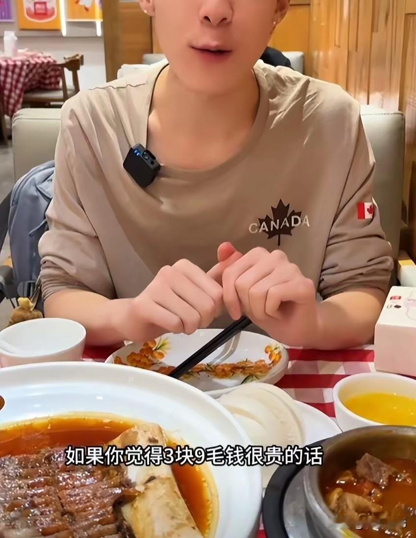 一位博主一句“嫌西贝3块9一个馒头贵的，该自己多努力赚钱”，直接引爆争议。更讽刺