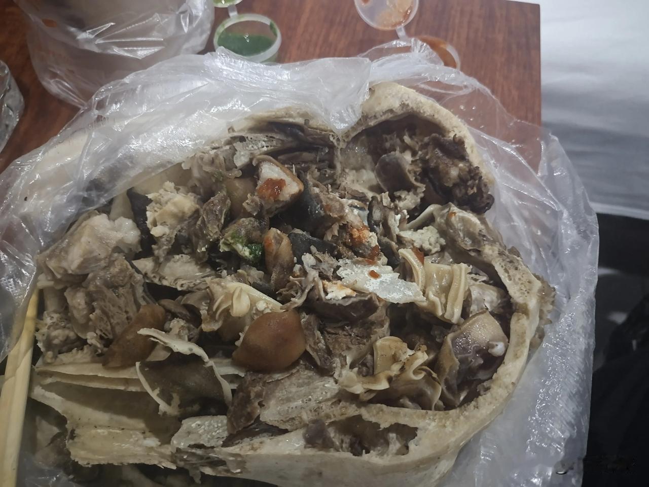 内蒙古赤峰市，翁牛特旗，当地一家蒙古餐厅，一只完整羊头只要68块钱（外卖78），