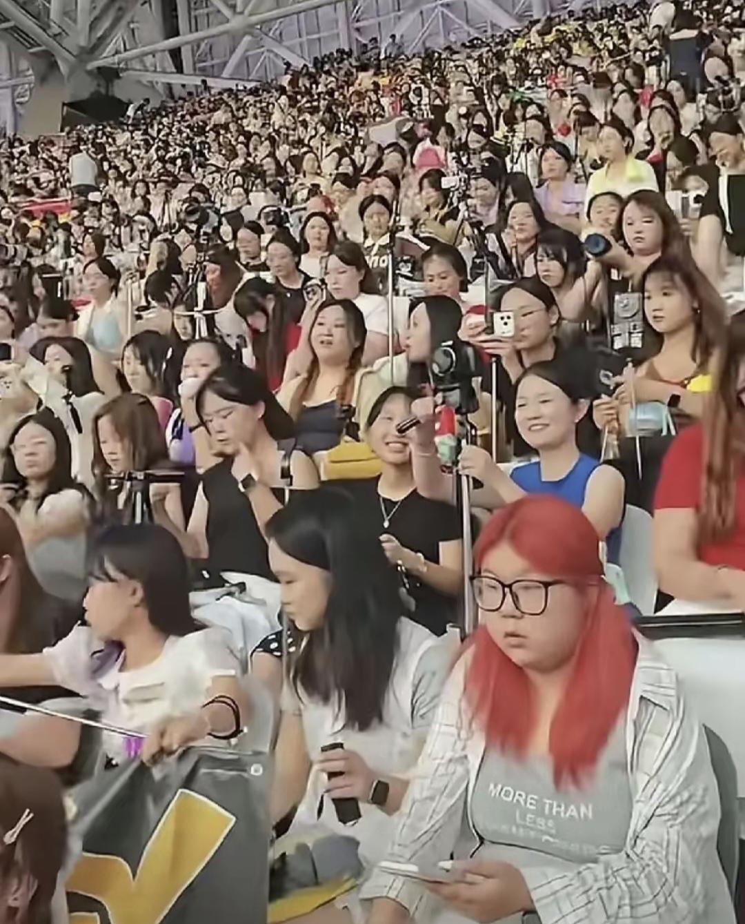 我以为曾经无比疯狂的追星现象早已式微了，没想到还在部分女孩子中延续。
这次，时代
