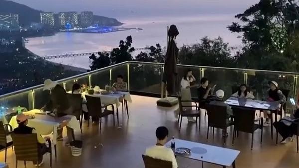 今年9天春节假期，游客量与消费均创历史新高。中国旅游研究院院长戴斌表示，旅游已成