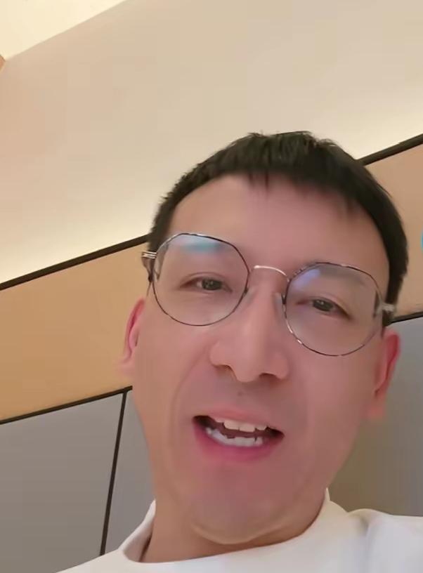 李律的“勇”，就是追真的底气！
 
昨晚张书说：“今天挺顺利的，感谢大家配合。我