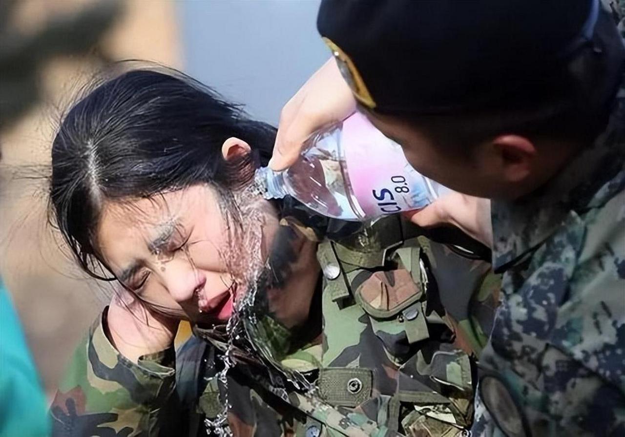 冲绳街头又出事了！美军醉汉抡拳砸向路人！

凌晨的那霸街头，驻日美军海军陆战队高