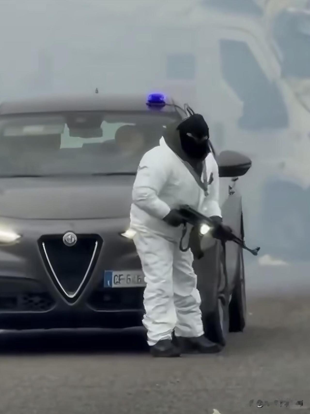 意大利在冬奥会期间竟发生运钞车抢劫案，媒体披露作案团伙至少有八人，他们在图图拉诺