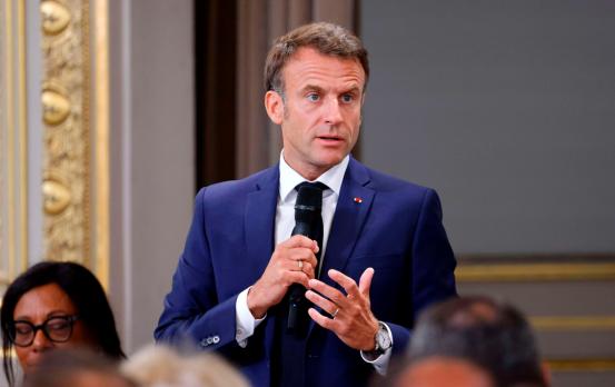 马克龙被自己国家的反对党骂上了热搜，他出国开个会，正事一点没干明白，反倒拉着别的