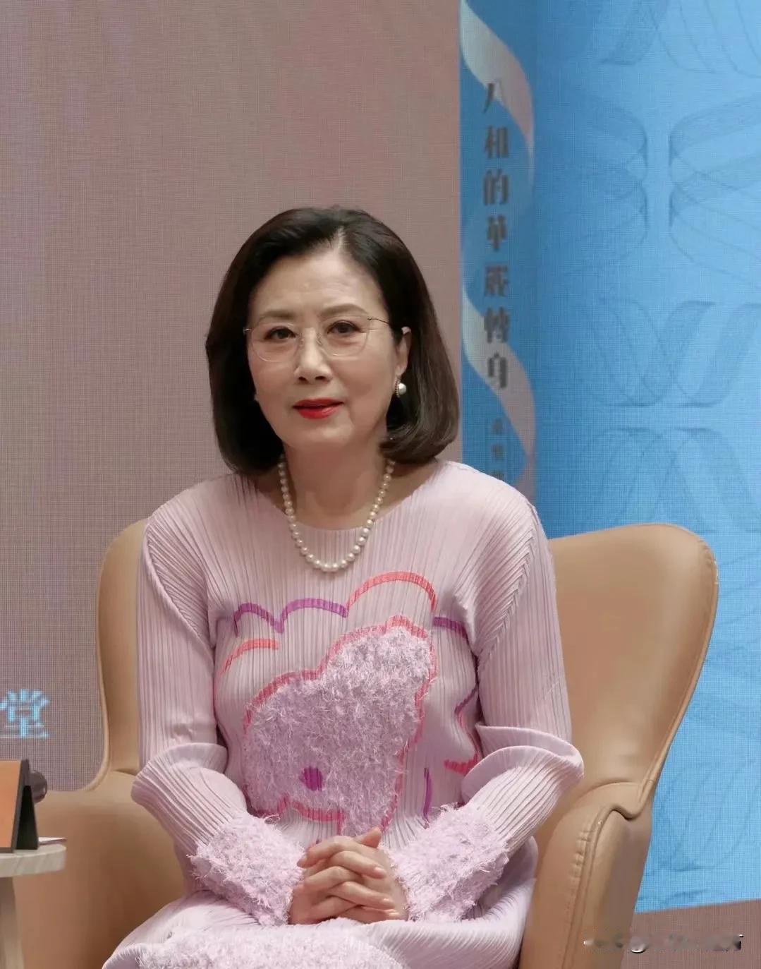 汪明荃，自然老去真好看！
#汪明荃#