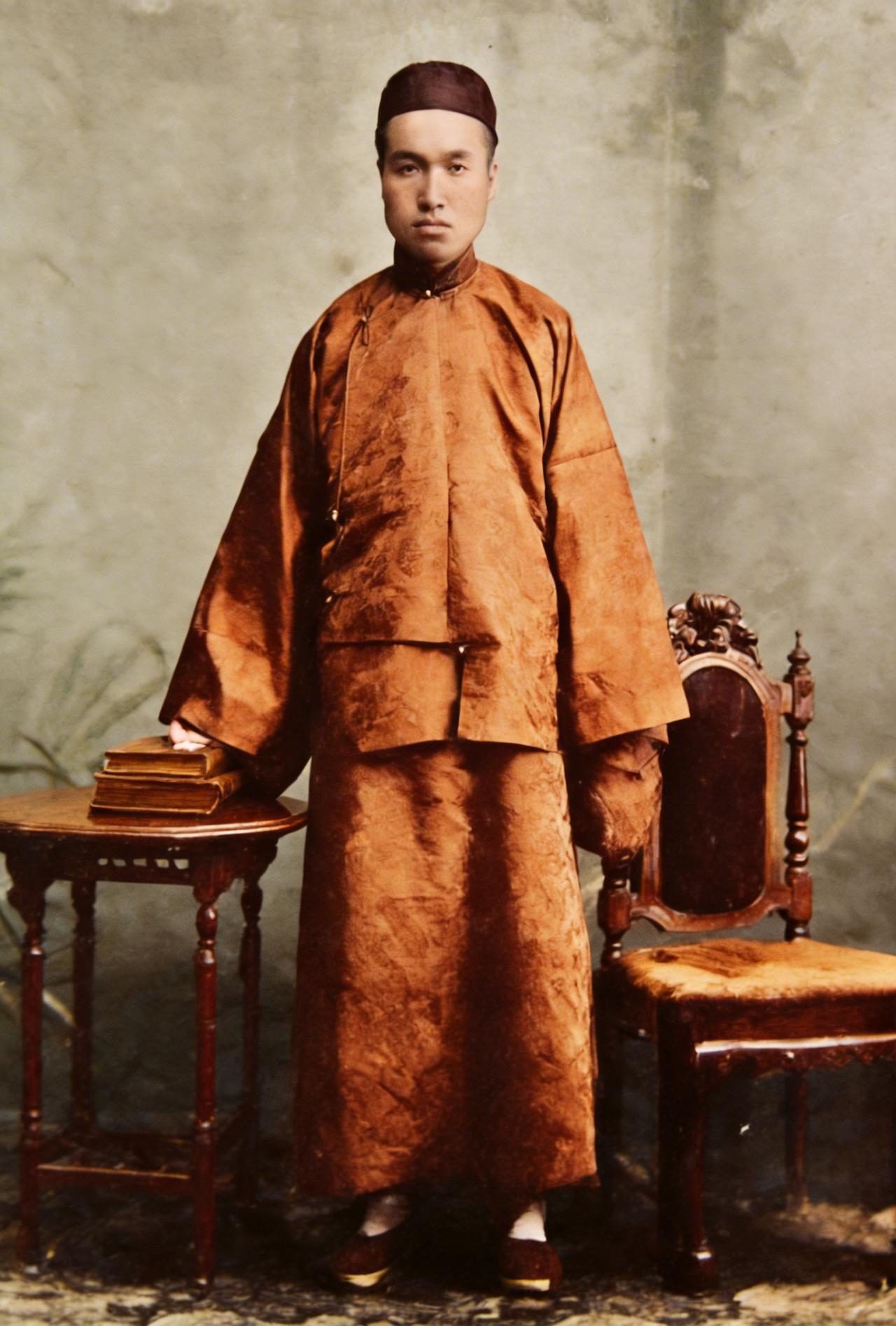 这个看似老实巴交的男子是我国历史上资格最老，又最不知悔改的汉奸。甲午战争期间，他