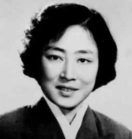 1953年秦腔女演员孟遏云前往朝鲜参加慰问演出，但她有一个怪癖，从不在公共浴室洗